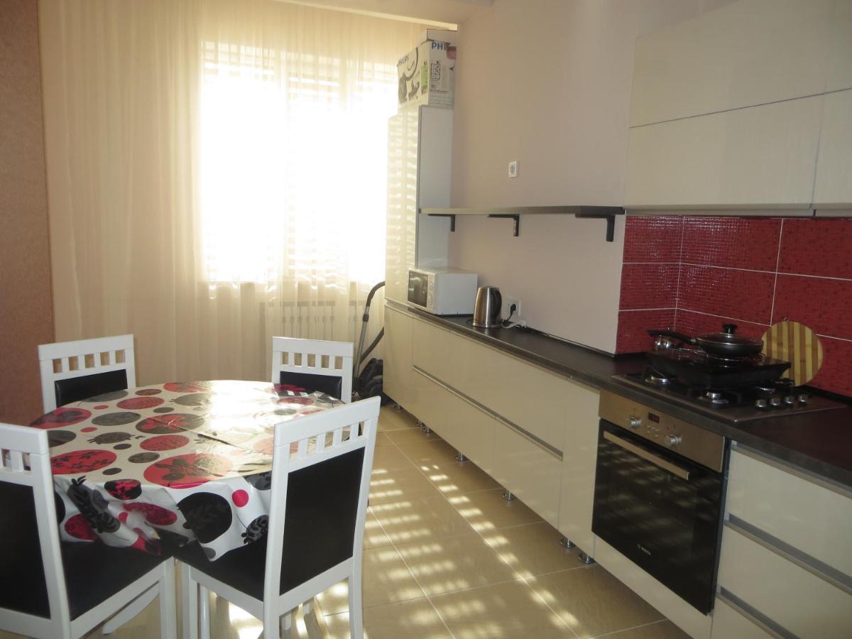 Yellow Apartment In The Center Of Bishkek Exterior photo