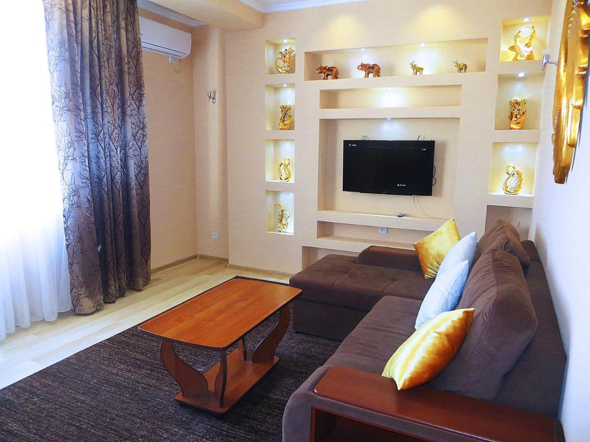 Yellow Apartment In The Center Of Bishkek Exterior photo