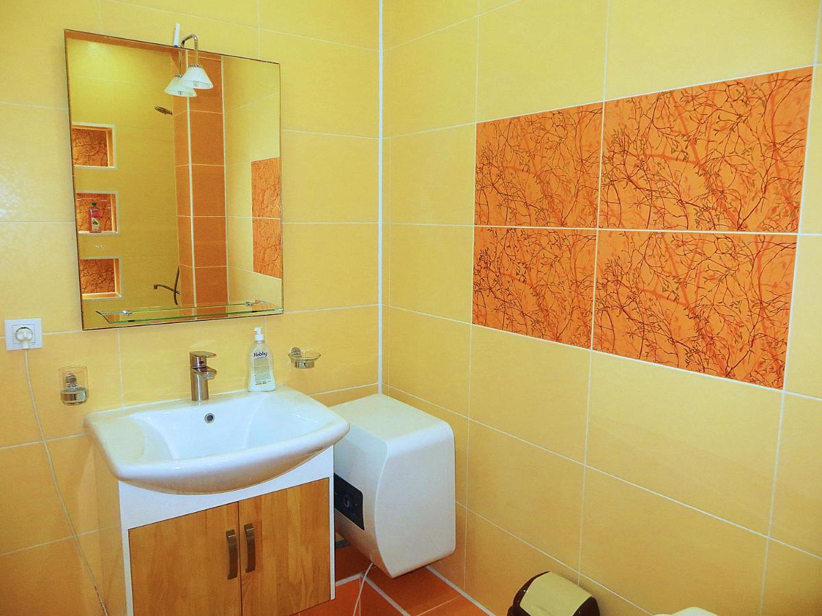 Yellow Apartment In The Center Of Bishkek Exterior photo