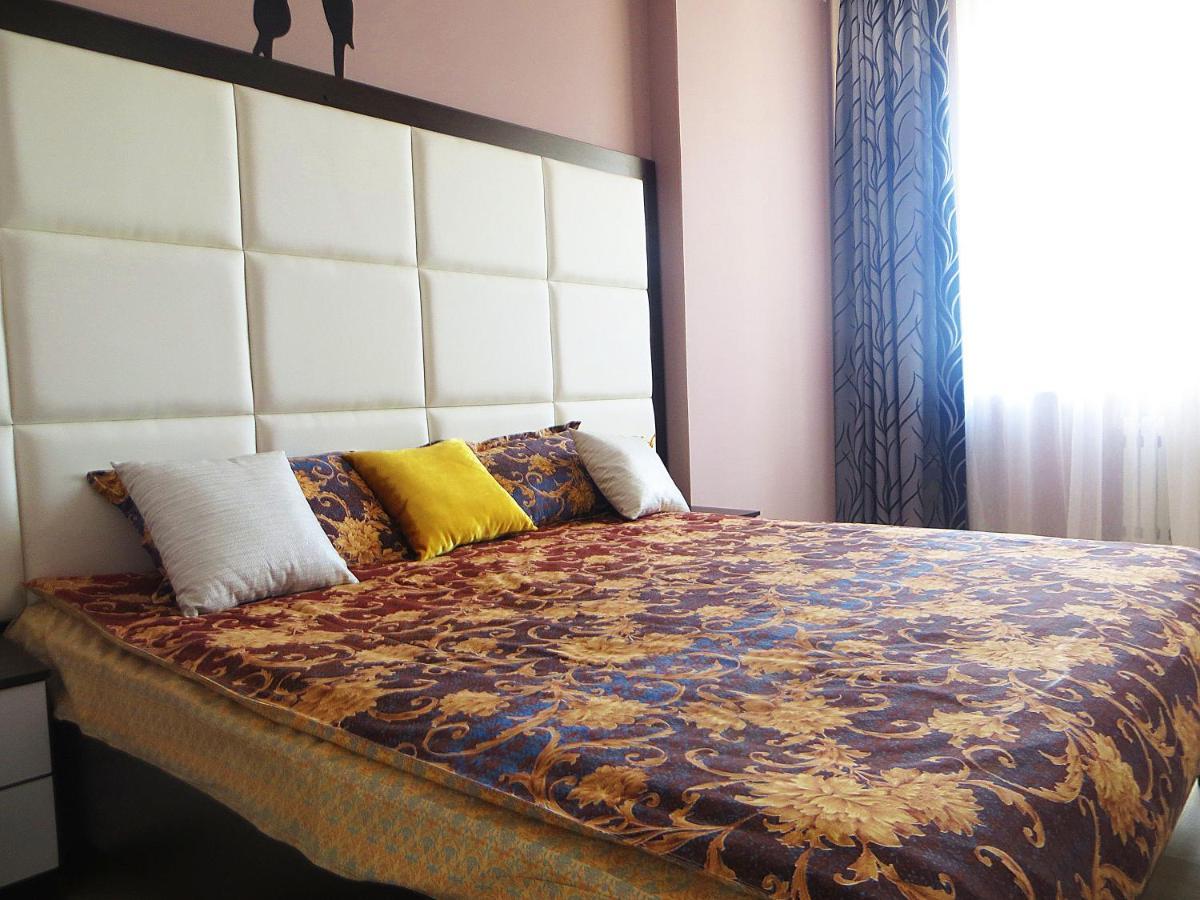 Yellow Apartment In The Center Of Bishkek Exterior photo