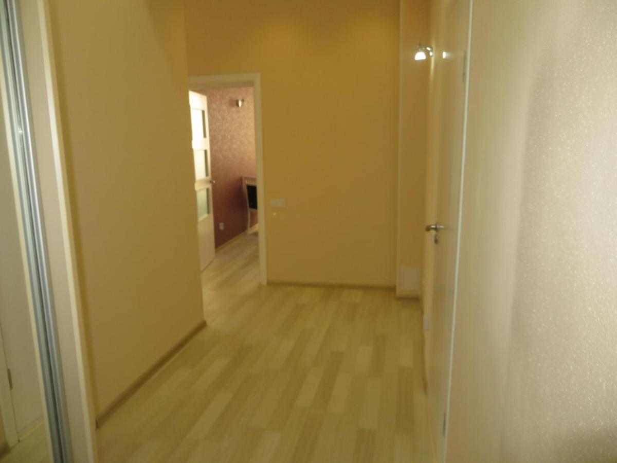 Yellow Apartment In The Center Of Bishkek Exterior photo