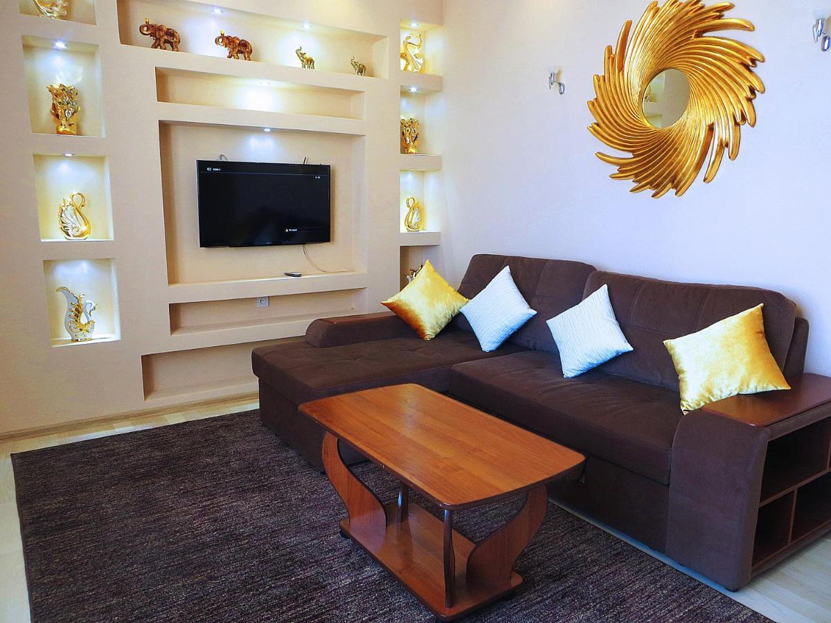 Yellow Apartment In The Center Of Bishkek Exterior photo
